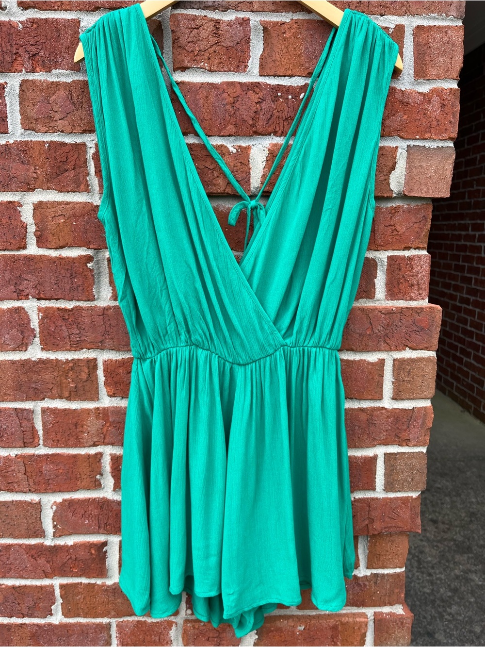 Zenana Green Sleeveless Wrap Romper Women's Medium Tie Back 100%‎ Rayon